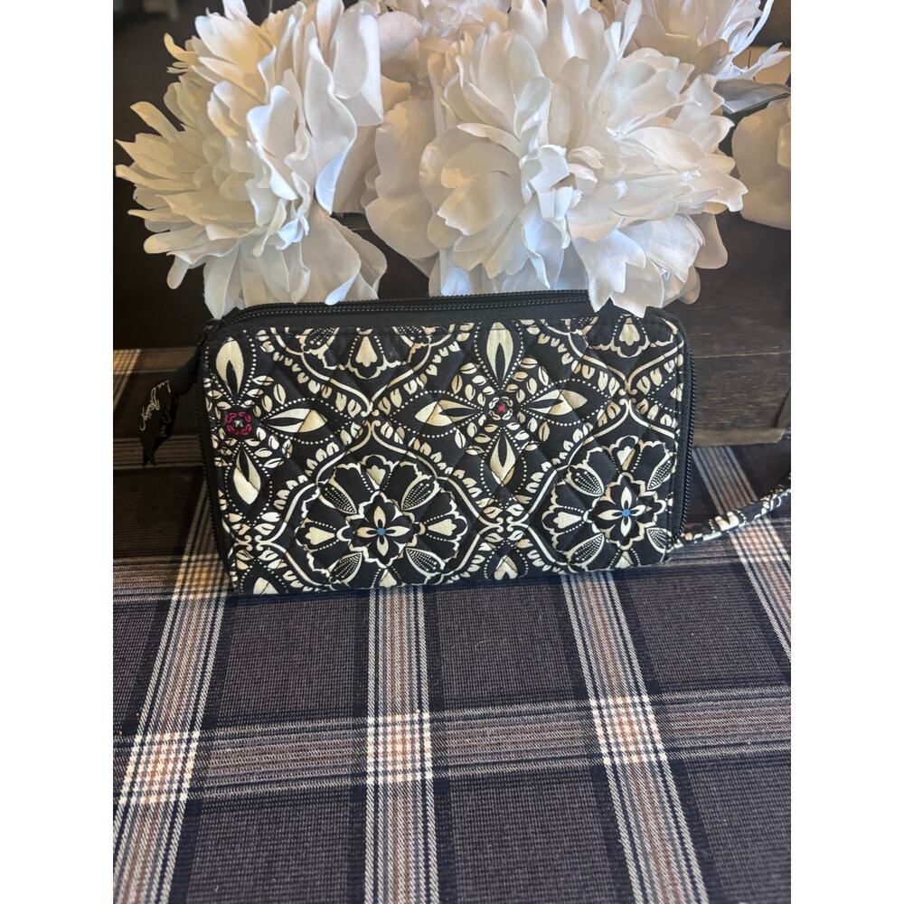 Vera Bradley All-In-One or Zip-Around Wallet -Retired Barcelona pattern - Picture 4 of 4